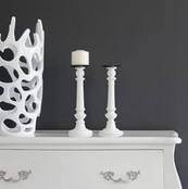  Drewniany, toczony świecznik, seria Meridian, matowa biel.