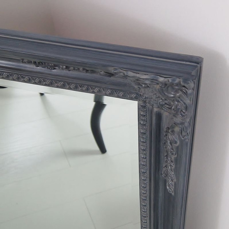 Lustro, drewniana, grafitowa rama z białymi przecierkami, ornamenty.