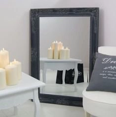 Lustro, drewniana, grafitowa rama z białymi przecierkami, ornamenty.