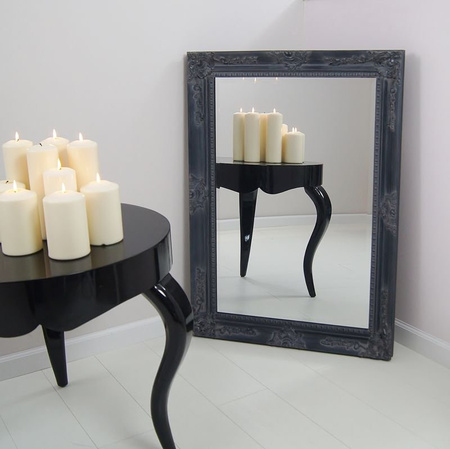 Lustro, drewniana, grafitowa rama z białymi przecierkami, ornamenty.