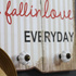 Drewniana tablica dekoracyjna "Fell in love everyday", tablica do pisania, wieszak.