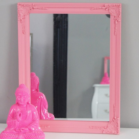 Lustro w różowej, drewnianej ramie, ornamenty.
